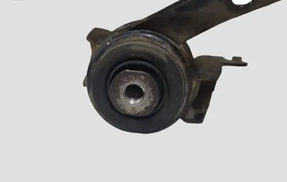 Toyota Corolla Verso E121 Engine mount bracket