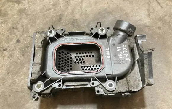 Volkswagen Golf Plus Intake resonator 03C145650B 030939