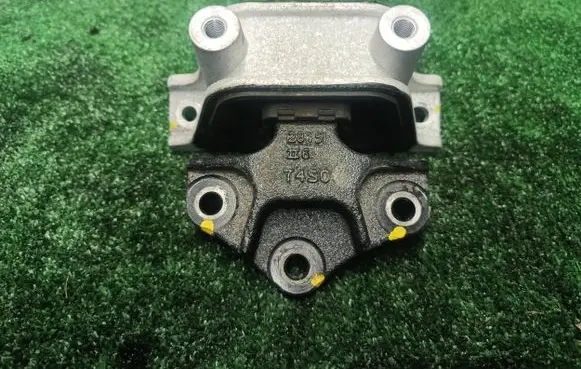Suzuki SX4 S-Cross Engine mounting bracket