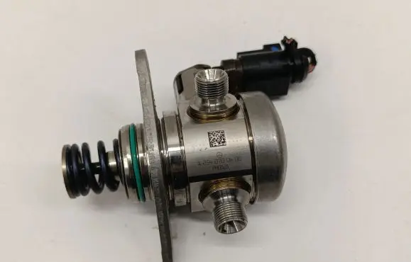 Mercedes-Benz E W214 Fuel injection high pressure pump A2540700400