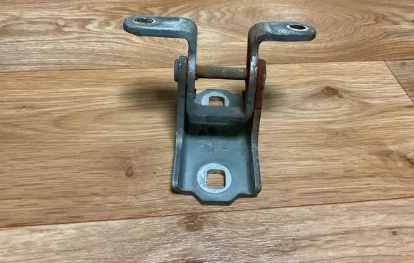 Opel Insignia A Front door lower hinge A046574