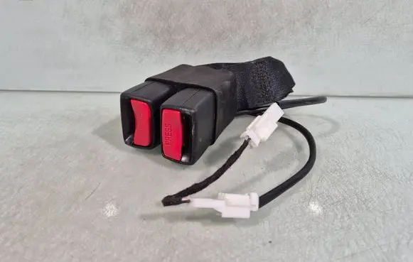 Nissan Qashqai Middle seatbelt buckle (rear)