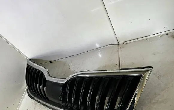 Skoda Octavia Mk3 (5E) Front bumper upper radiator grill 5E0907044BC 5HB01326352