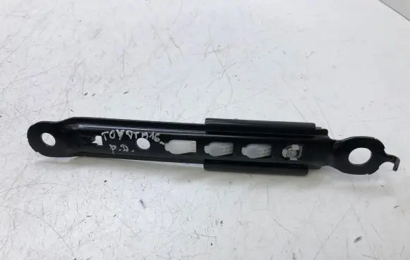 Toyota Avensis T270 Seat belt height adjuster 
