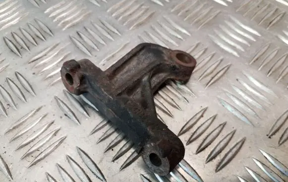 Engine mounting bracket
