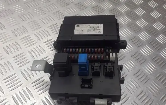 Nissan Primera Fuse box cover 285519F