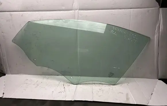 Volvo S60 Front door window glass four-door 43R001106 E000186