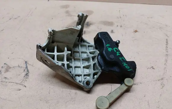Citroen C4 I Gear shift cable bracket 
