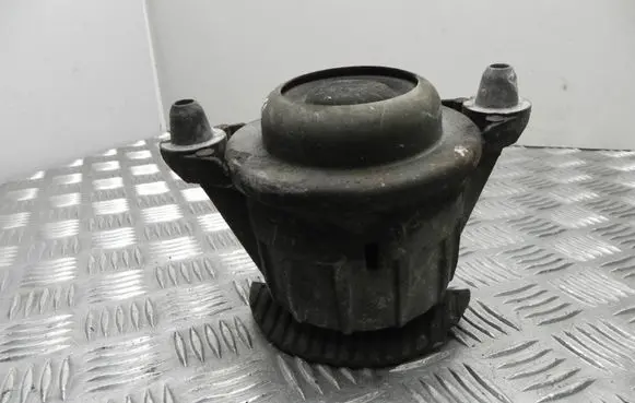 Mercedes-Benz E A207 Engine mount bracket A2182400317 VD16510