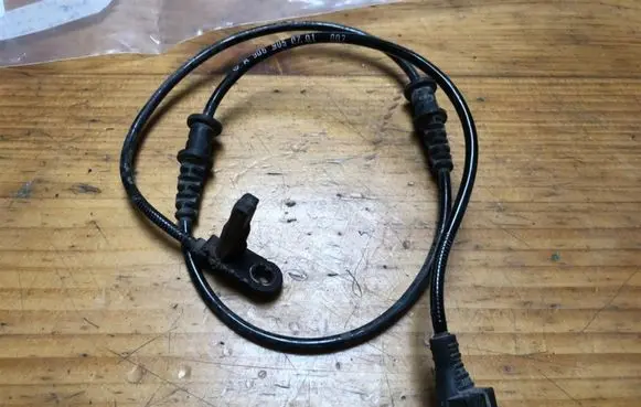 Mercedes-Benz Sprinter W906 ABS brake wheel speed sensor A9069050701