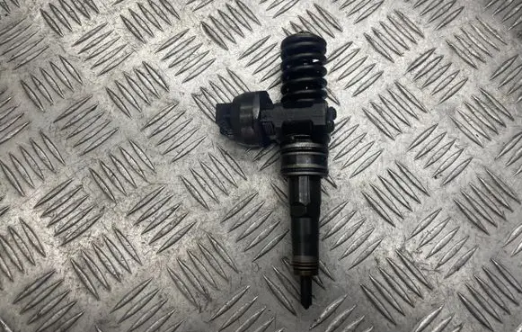Volkswagen Touran I Fuel injector 038130073AG 0414720215