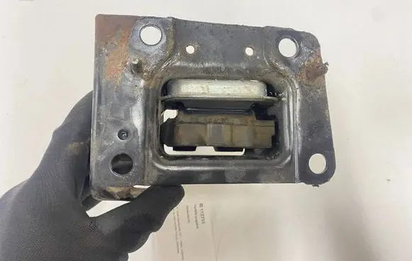 Citroen DS3 Engine mount bracket