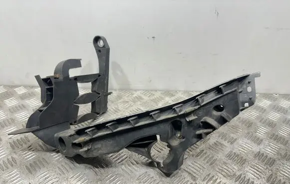 Headlight/headlamp mounting bracket