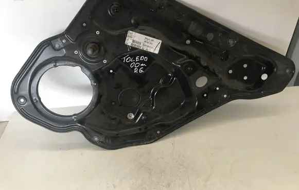 Rear door manual window regulator