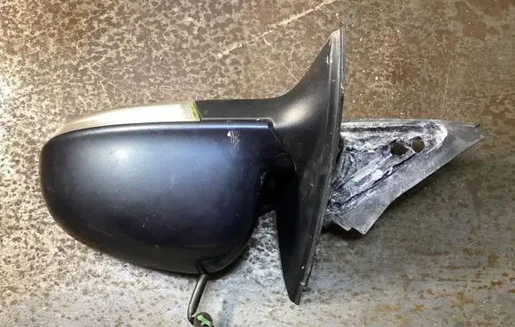 Volkswagen Jetta V Front door electric wing mirror E1010836
