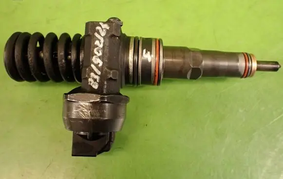 Volkswagen PASSAT B5.5 Fuel injector