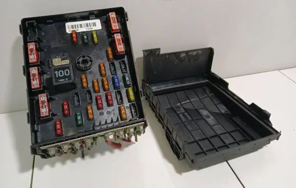 Volkswagen PASSAT CC Fuse module 3C0937125 63592777