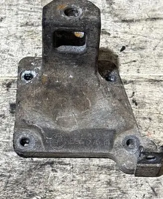 BMW 5 E39 Engine mounting bracket 1096076 22111096076 6751226