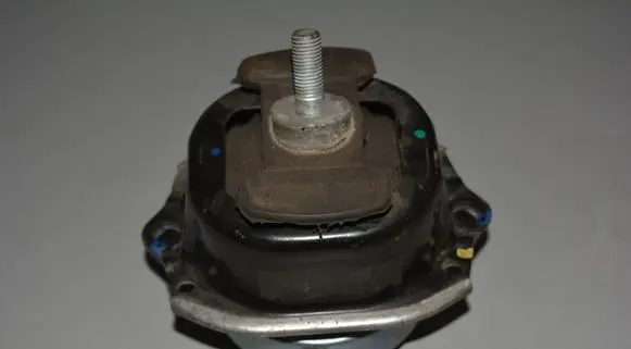 BMW X5 E70 Engine mount bracket