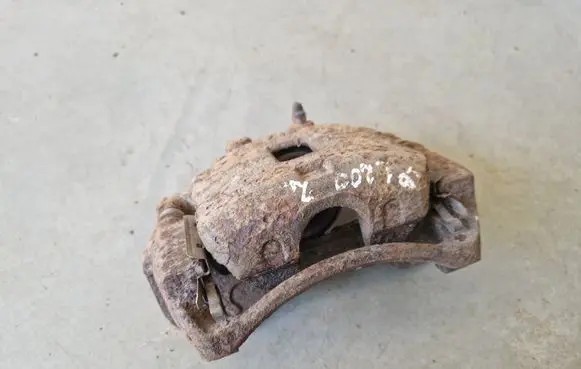 Mitsubishi L200 Front brake caliper