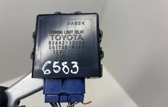 Toyota Yaris Day light relay 8264212050