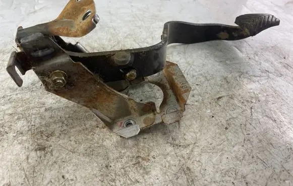 Mitsubishi Pajero Sport I Brake pedal
