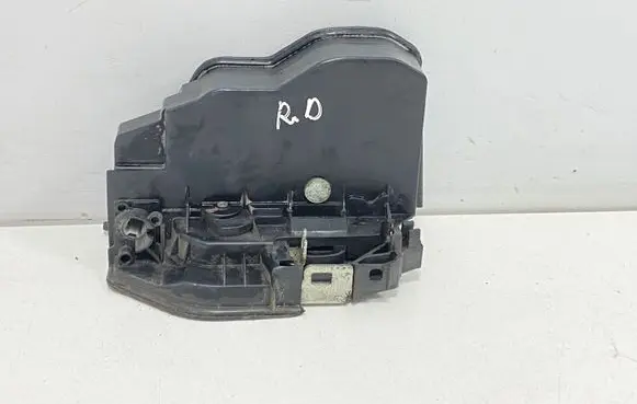 BMW X3 E83 Front door lock 7167066