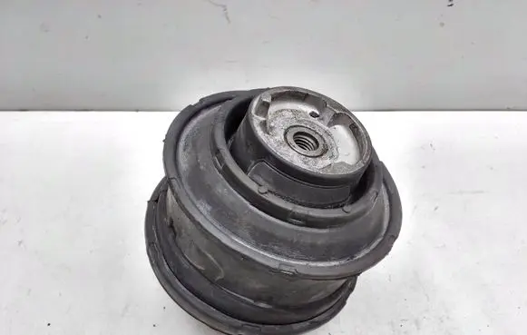 Mercedes-Benz S W221 Engine mount bracket