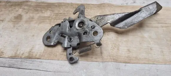 Engine bonnet/hood lock/catch