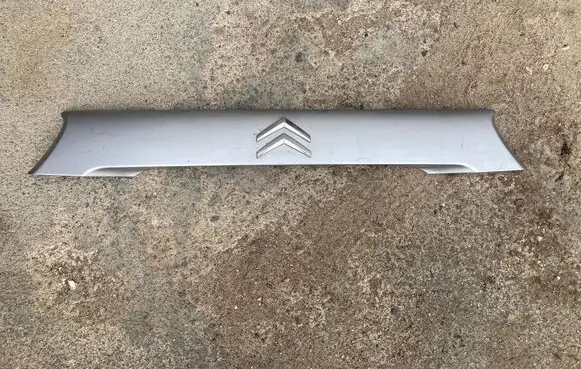 Trunk door license plate light bar