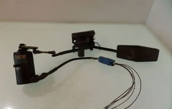 Opel Vectra B Accelerator pedal position sensor 281002296