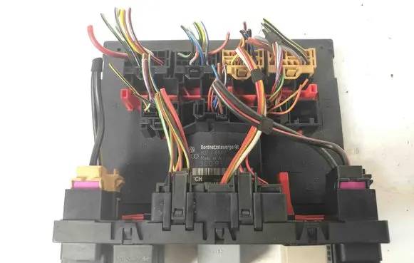 Volkswagen PASSAT B7 Central body control module 3C0937049D