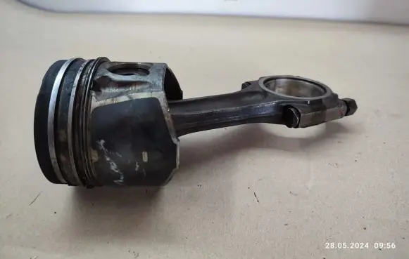 Piston with connecting rod