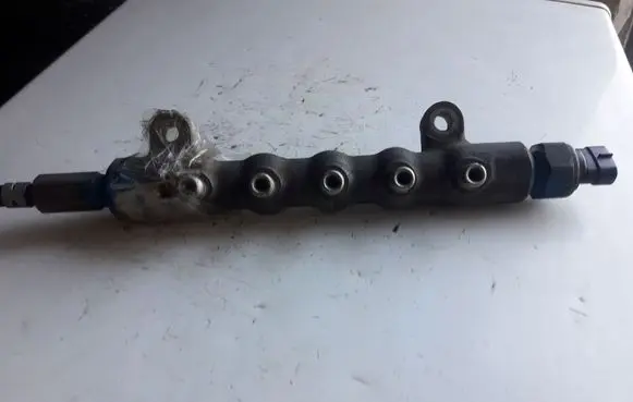 Toyota Avensis T250 Fuel distributor 