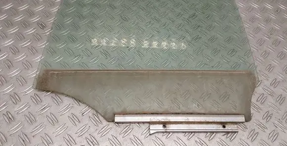 Toyota Urban Cruiser (XP110) Rear door window glass 