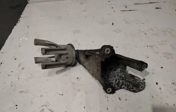Volkswagen Transporter - Caravelle T5 Engine mounting bracket 