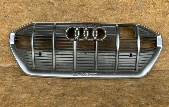 Audi Q8 Front bumper upper radiator grill 4KE853651 K16T1K2