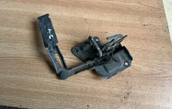 Audi A6 S6 C5 4B Engine bonnet/hood lock/latch loop/hook 4B0823480E