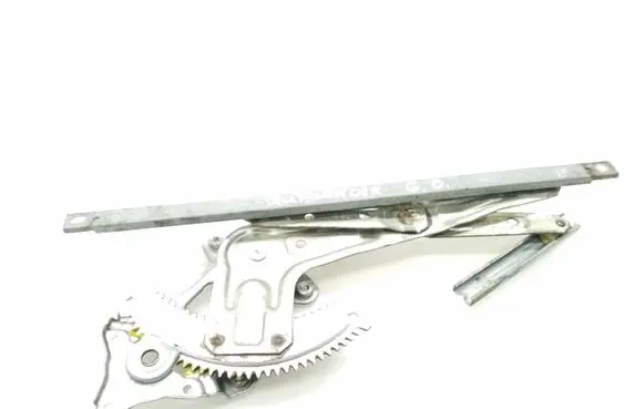 Mitsubishi Outlander Rear window lifting mechanism without motor