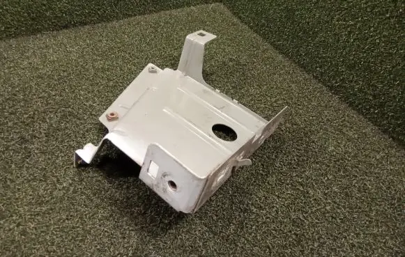 Fender mounting bracket