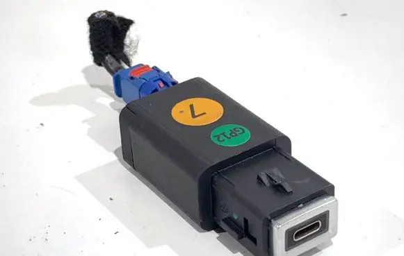 Peugeot 308 SW USB socket connector 98483947VV