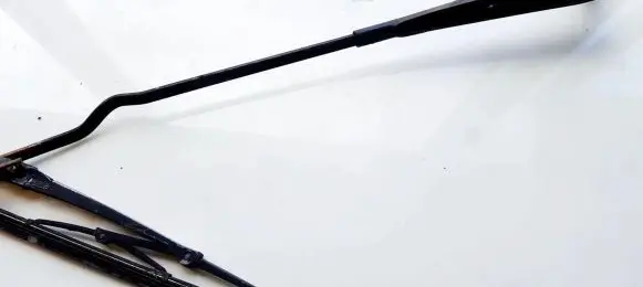 Front wiper blade arm