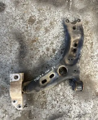 Volkswagen Tiguan Front lower control arm/wishbone 5N0407151