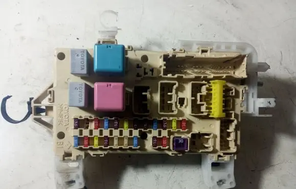 Toyota Corolla Verso AR10 Fuse module 892210F030 307001S16L 06630177689N