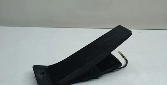 Accelerator throttle pedal