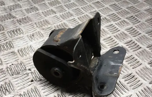 Engine mounting bracket