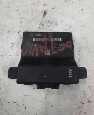 Audi A4 S4 B6 8E 8H Gateway control module 1K0907530E 1K0907951
