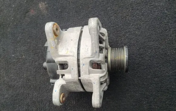 Renault Clio V Generator/alternator 231008040R