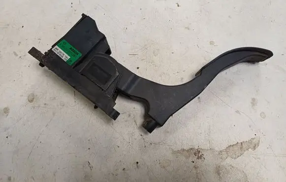 Accelerator throttle pedal