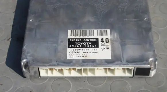 Toyota Corolla E110 Engine control unit/module 175300